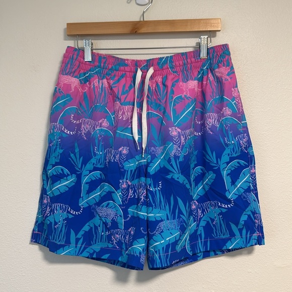 Chubbies The Hydrofoils Classic Swim Trunks in Pink/Blue Jungle 7” Inseam - Picture 2 of 5